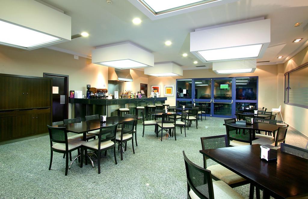Hotel Puerta De Alcala 阿尔卡拉德荷那利斯 餐厅 照片